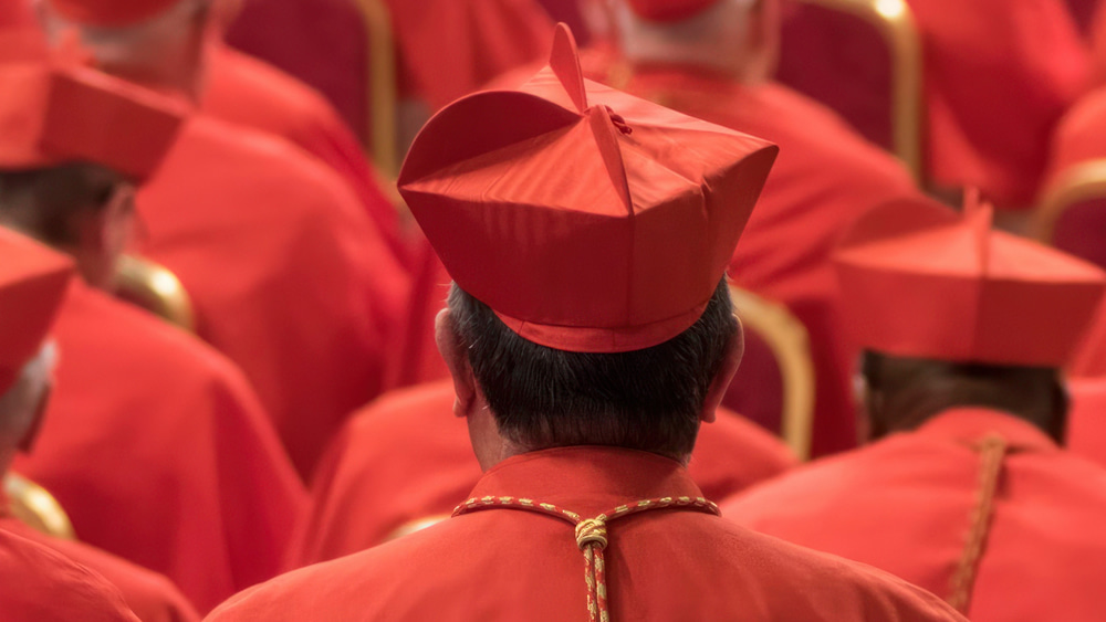 Rojo Sacro: El resplandor de la religión en rojo
